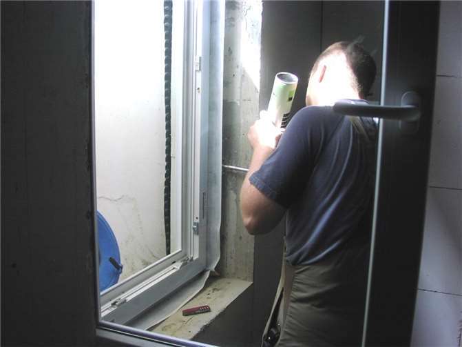 Montageschaum reicht beim Einbau neuer Fenster nicht aus – der Rahmen muss luftdicht in der Leibung verklebt werden.  Foto: VZ RLP