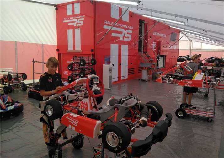 Montagmorgen in Lonato (Italien) bereitet sich Enrico auf die nächsten Herausforderungen vor.