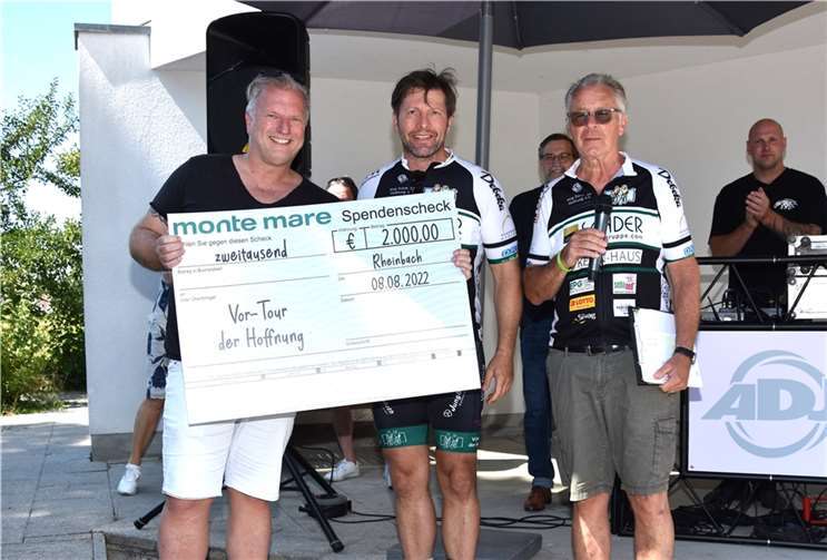 Monte Mare Geschäftsführer Peer Schwetzler überreichte einen Scheck an das Kinderheim Dr. Dawo.. Fotos: Foto Eich