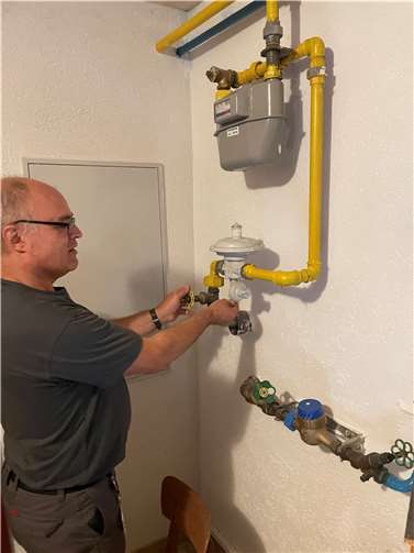 Monteur Gerald Berthold nahm in Lahnstein etliche Gasanschlüsse wieder in Betrieb.