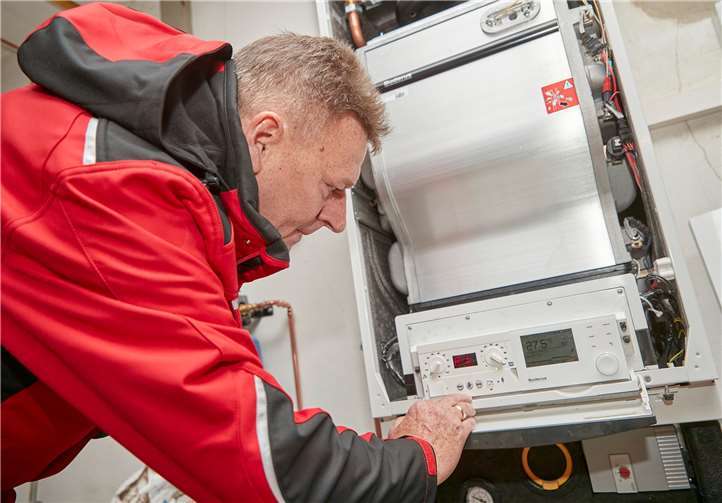 Monteur Reinhard Guzien demonstriert, wie die Erhebung der Erdgasgeräte bei den Endkunden abläuft. Foto: evm/Sascha Ditscher