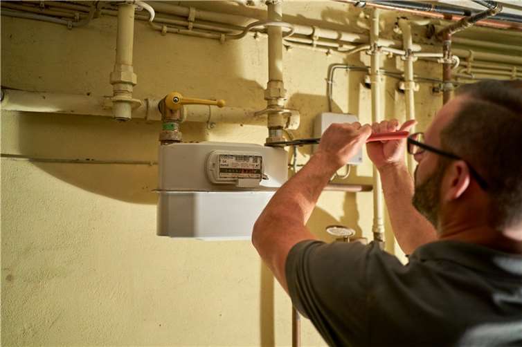 Monteure der Energienetze Mittelrhein haben inzwischen die meisten Gasanschlüsse bereits verschlossen. Defekte Zähler haben sie demontiert. Wenn wieder Erdgas bereitsteht, können die Anschlüsse wieder in Betrieb genommen werden. Foto: Ditscher/evm