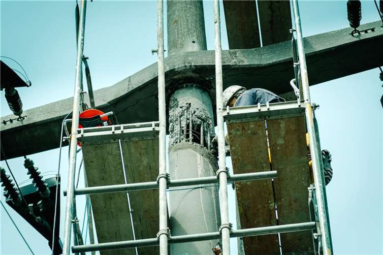 Monteure reparierten im Auftrag von Westnetz den durch das Unwetter entstandenen Torsionsschaden am Strommasten im Vischeltal. Foto: Westnetz GmbH