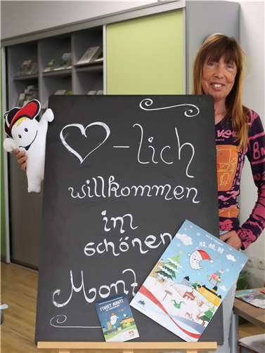 Monti (links im Bild) ist zu Besuch bei Karin Maas in der Tourist-Info in Montabaur. Er hat seinen Schoko-Adventskalender und die neue Stadtrallye „Findet Monti“ mitgebracht.  Foto: Stadt Montabaur