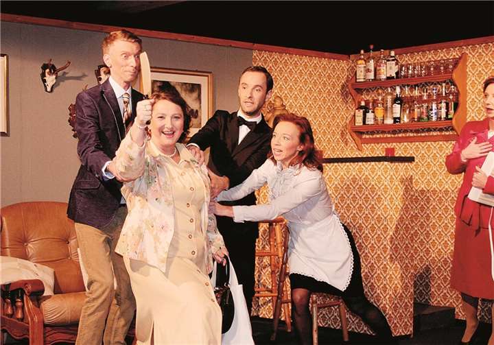 Mordlüsternd das Hackebeilchen schwingend, sucht die Unkeler Metzgergattin Elvira im Pfarrheim Sankt Pantaleon ihren treulosen Gatten Guido Brammel, der sich im Linzer Hotel „Sonne“ einquartiert hat.DL