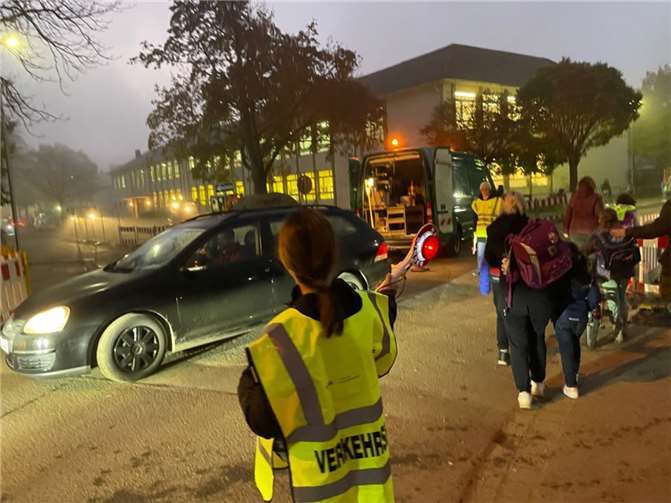Morgendlicher Andrang vor der Grundschule Bad Neuenahr. In Eigeninitiative unterstützen Schule und Eltern die Kinder auf ihrem Schulweg.Quelle: UK RLP