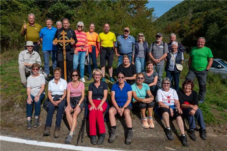 Morgens starteten die 26 Pilger an einem herrlichen Spätsommertag in die Eifel.  Foto: privat