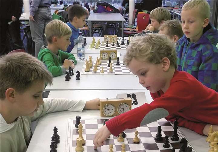 Moritz Fink bei einer „Spielanalyse“ beim ersten Turnier (Moritz hat schwarz).