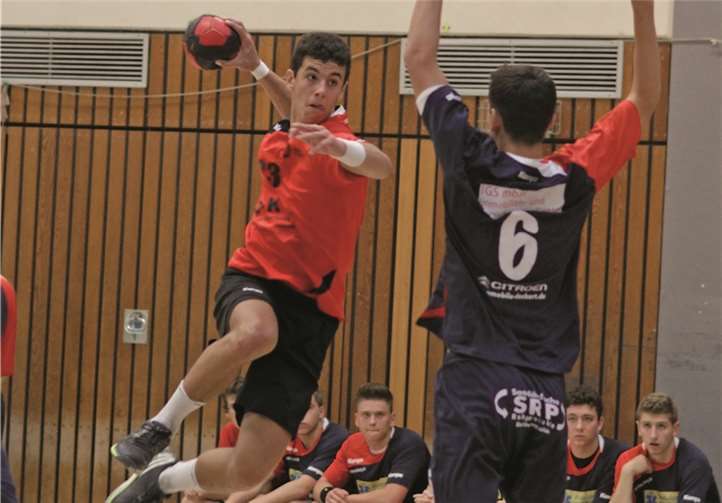 Moritz Gutfrucht mit Ball beim Anflug auf die gegnerische Abwehr.privat