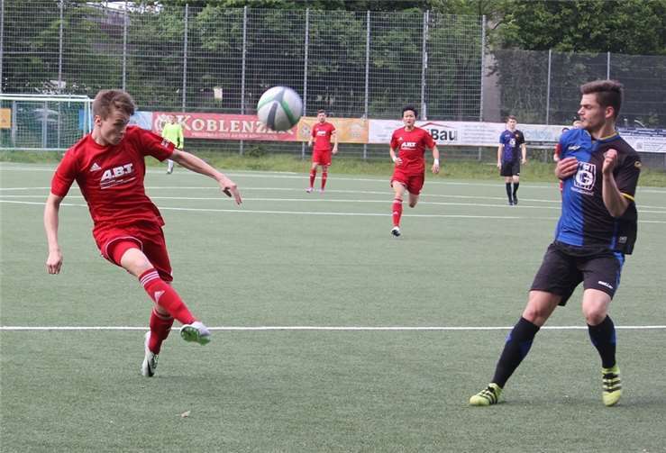 Moritz Hannappel (in rot) konnte sich hier nicht gegen die TuS Abwehr durchsetzen. Tobias Schuth machte es wenige Minuten später besser und traf zum 1:0-Siegtreffer für die Gäste. TH