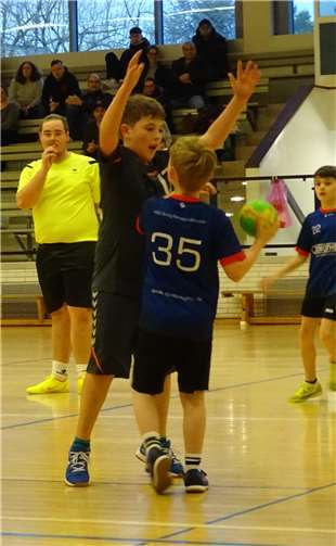 Moritz Henkel (35) verwundert sich über plötzliche einbrechende Dunkelheit.  Fotos: privat