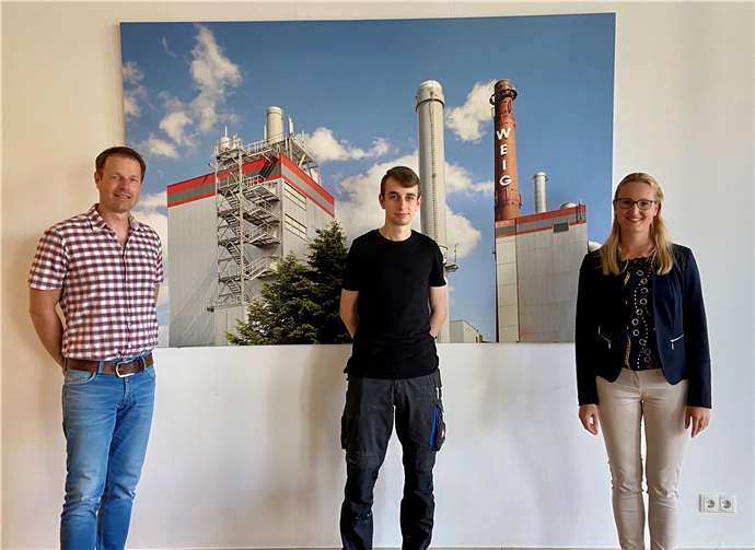 Moritz J. Weig GmbH & Co. KG in Mayen (v.l.) Patrick Kohns (Ausbilder bei Weig Group GmbH & co. KG), Jan Schröder (Ausbildungsabsolvent), Kristina Kutting (IHK).Foto: IHK Koblenz