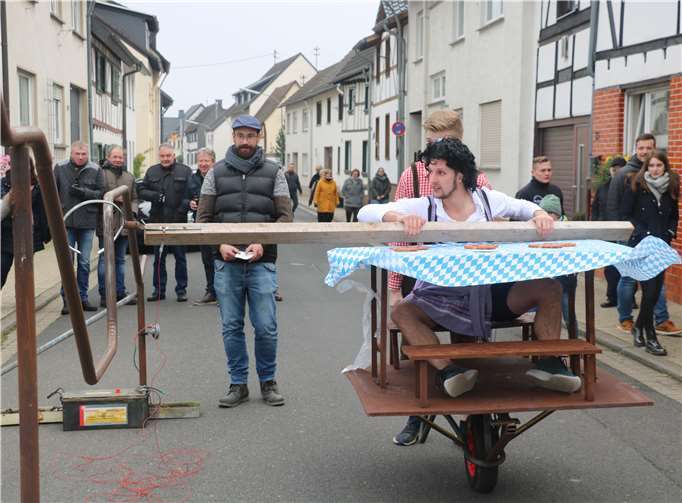 Moritz Koch meisterte die Aufgabe am „heißen Draht“ im Dirndl.