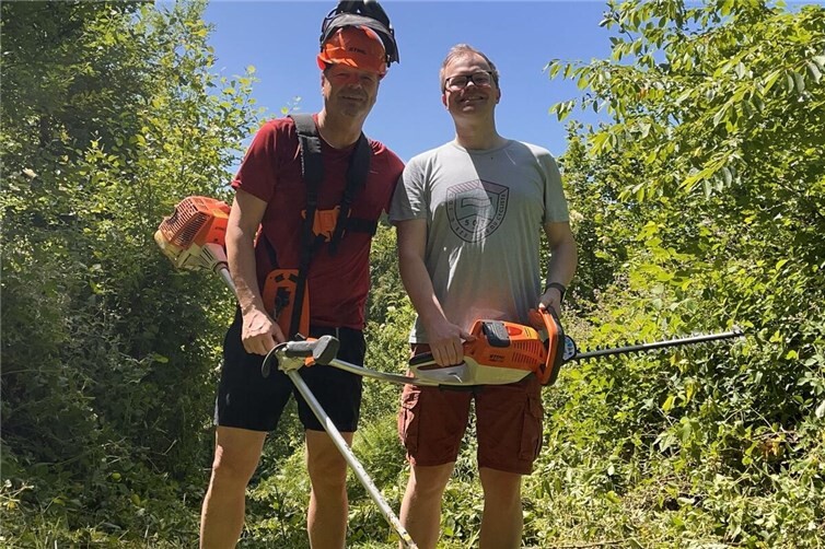 Moritz Kretschmer und Christoph Kretschmer bei Pflegearbeiten an den Wanderwegen rund um Immendorf. Gemeinsam mit weiteren Vereinsmitgliedern engagieren sie sich ehrenamtlich für die Naherholung und den Erhalt der Kulturlandschaft. 