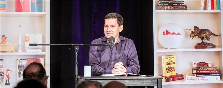 Moritz Netenjakob machte den Auftakt für die 32. Morenhovener Kabaretttage mit seinem Programm „Das Ufo parkt falsch“. Fotos: JOST