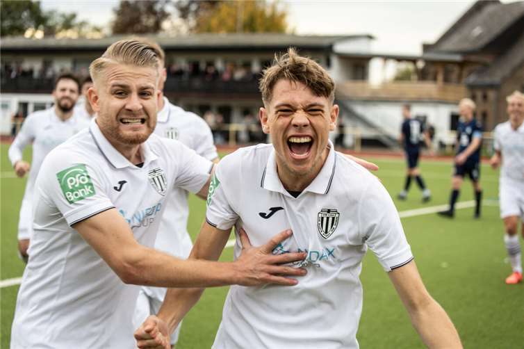 Moritz Rott gratuliert dem Torschützen Fabio Schopp zum 2:0.Fotos: Max Jäger