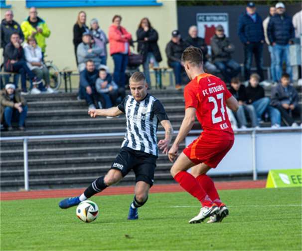 Moritz Rott (schwarz-weiß) will sich gegen FC-Akteur Pascal Alff durchsetzen.