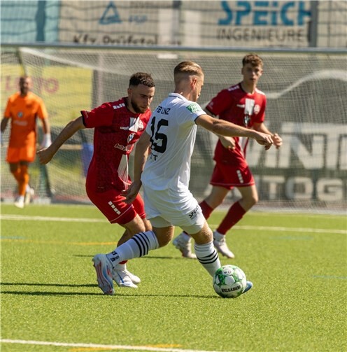 Moritz Rott (weiß) im Zweikampf mit einem ABC-Akteur