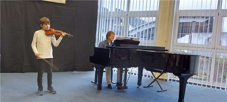 Moritz Schneider wird von Harald Meyer am Klavier begleitet. Foto: privat