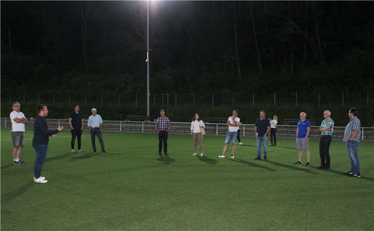 Wegen vieler Nachfragen: „Lichtinformationsveranstaltung“ des Sportvereins Moritz Steul (li.) erläuterte die Vorteile der neuen Anlage. Foto: WITE