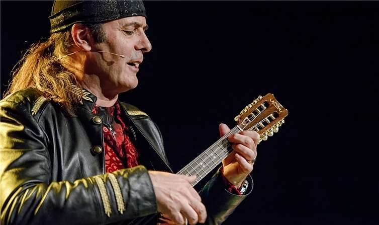 Moselfränkisch ist, wo Frankreich und Deutschland sich küssen - und bodenständige Vollblutkünstler wie Marcel Adam herkommen.www.marcel-adam.de