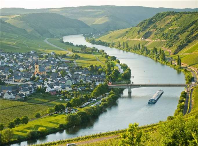 Moselschleife mit Blick auf Trittenheim. Foto: Dominik Ketz/Rheinland-Pfalz Tourismus GmbH
