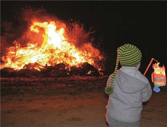 Moselsürscher und Lehmener Kinder erschienen mit selbstgebastelten Laternen zum St. Martins-Umzug in Moselsürsch.privat