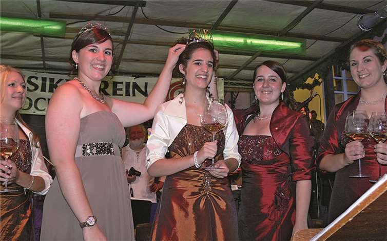 Moselwein-Königin Maria und Weinkönigin Jennifer setzten der neuen Majestät die Krone auf.  TE