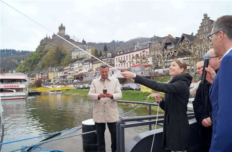 Moselwein-Prinzessin Denise Wagner taufte den „Moselprinz“ ganz traditionell, indem sie an einer Schnur zog und eine Flasche Sekt an der Schiffswand zerschellen ließ.