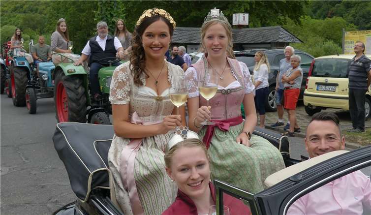 Moselweinkönigin Laura Gerhardt (vorn) ließ sich beim Weinfestumzug mit denheimischen Weinköniginnen Julia und Christina im Oldtimer chauffieren. Fotos: TE