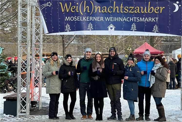 Moselweinkönigin Sarah Röhl aus Kröv eröffnete als besonderer Ehrengast den ersten Moselkerner Weihnachtsmarkt. Fotos: TE