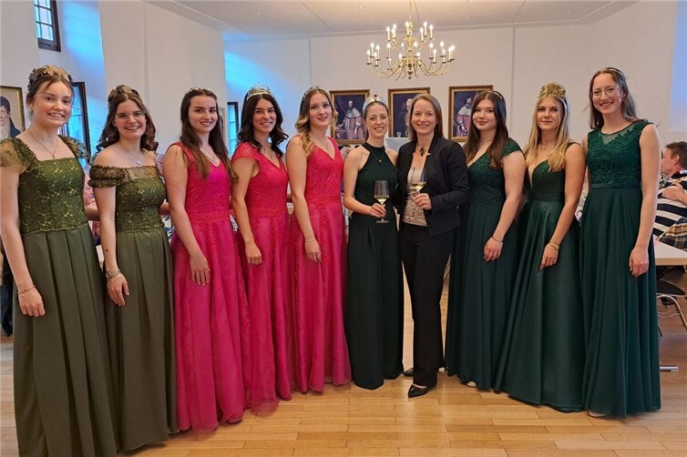Moselweinkönigin Teresa Oster (5. v.r.) und Sonja Christ-Brendemühl (4.v.r.) freuten sich mit den Weinmajestäten über den großen Erfolg der Benefiz-Weinprobe.