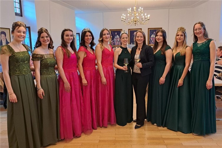 Moselweinkönigin Teresa Oster (5. v.r.) und Sonja Christ-Brendemühl (4.v.r.) freuten sich mit den Weinmajestäten über den großen Erfolg der Benefiz-Weinprobe.