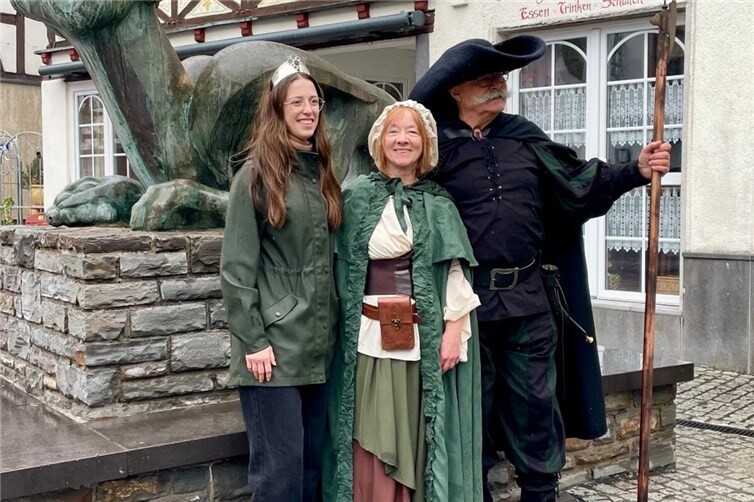 Moselweinkönigin Teresa Oster, Marketenderin Ute Lellmann, Nachtwächter Josef Steiner beim Ortsrundgang