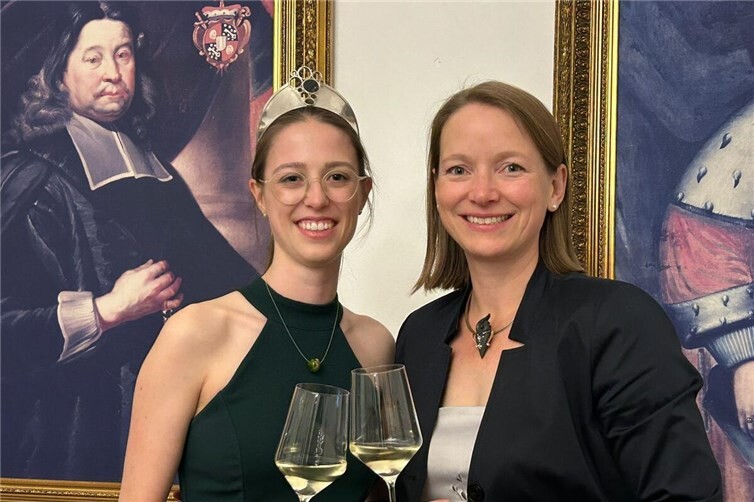 Moselweinkönigin Teresa Oster (links) und Sonja Christ-Brendemühl oganisierten und moderierten die Benefiz-Weinprobe. 
