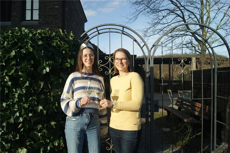 Moselweinkönigin Teresa Oster (links) und Sonja Christ-Brendemühl freuen sich auf einen majestätischen Abend.