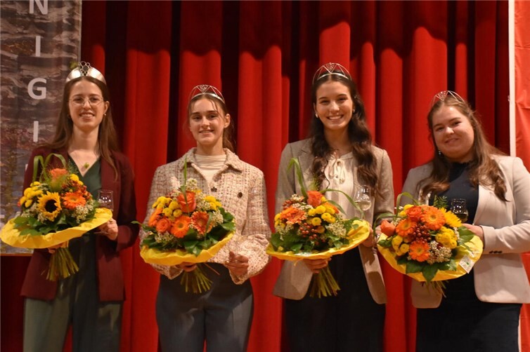 Moselweinkönigin Teresa mit Ihren Prinzessinnen Nele, Vanessa und Annale. Foto: Gemeinde Kobern-Gondorf