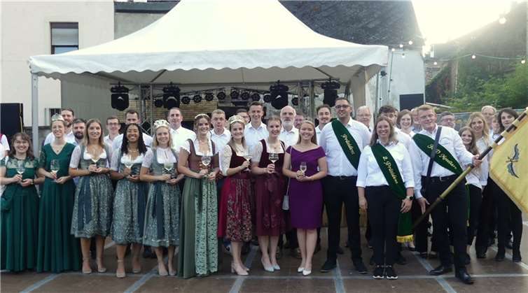 Moselweinprinzessin Amelie Fritschle eröffnete zusammen mit OB Weckbecker und Weinmajestäten aus der Region das Kerer Weinfest. Fotos: TE