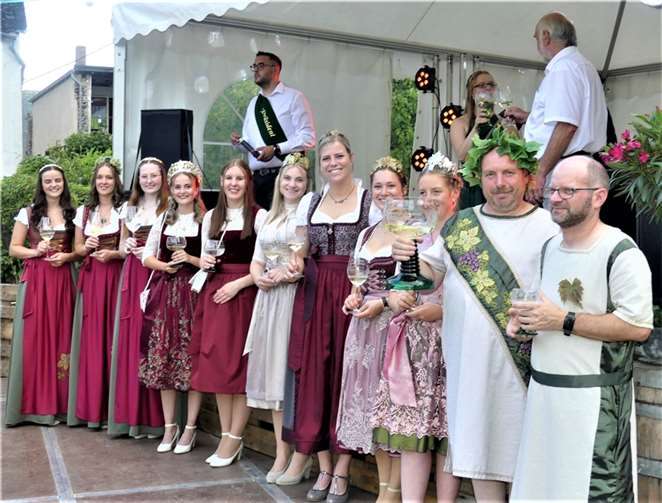 Moselweinprinzessin Jaqueline I. begrüßte die Festbesucher zusammen mit regionalen Weinregentinnen.