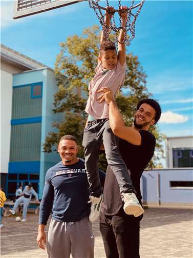 Zwei Profis an der Goethe Moses Pölking, Basketballprofi bei den EPG Baskets, und Gerald Ameln, einer der besten American-Football-Spieler Deutschlands. Foto: Julian Turek