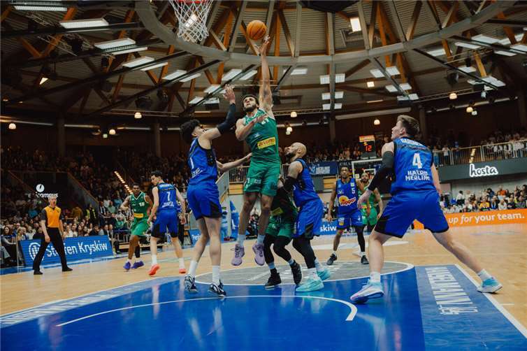 Moses Pölking in Aktion. Foto: dieLICHTBUILDER Klamann & Bauer Fotografie GbR