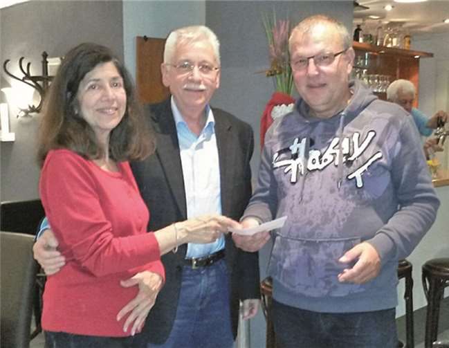 Motee Spanier und Lorenz Denn bei der Übergabe des Spendenschecks an Hans-Joachim Dedenbach. privat