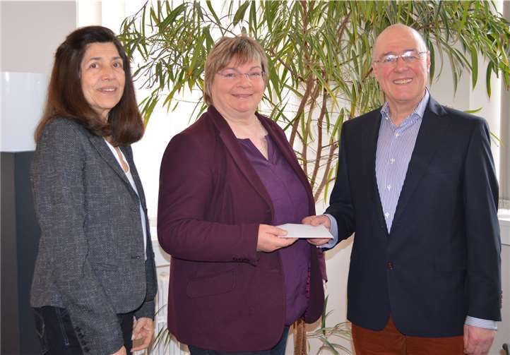 Motee Spanier und Ulf Busch übergaben die Spende Maria Müller von der Ökumenischen Flüchtlingshilfe. AB