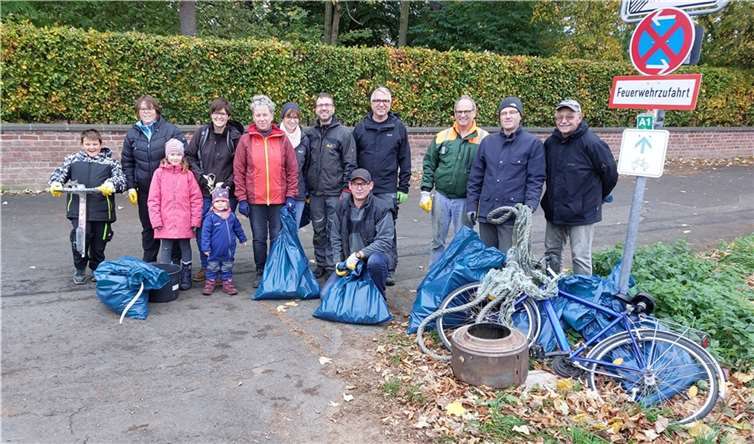 Motiviert hatte sich die Gruppe, der auch Kinder angehörten, zur Aufgabe gemacht, das Kripper Rheinufer zu säubern.  Foto: Ernst Klein