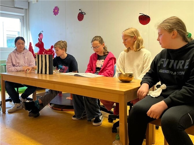 Motiviert und mit viel Hingabe präsentiert die Lese-AG des Are-Gymnasiums spannende Geschichten aus der Lesekiste.  Foto: Birgit Gross