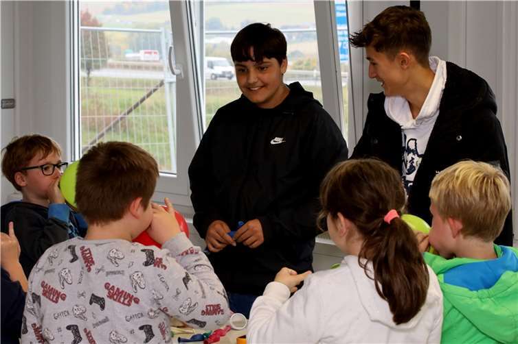 Motiviert und mit viel Spaß vermittelten die SchülerInnen des Are-Gymnasiums spannende Aspekte des Themas Energiewende.  Foto: privat