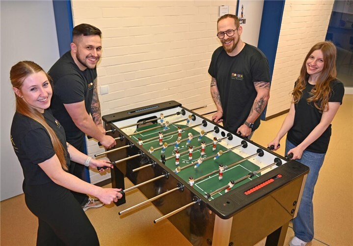 Motiviert und voller Enthusiasmus startet das Team der Offenen Kinder- und Jugendarbeit durch, von links: Nicole Arenz, Marco Mosdzien, Leiter Björn Schmitz und Emilia Vieten. Auf dem Bild fehlt Kai Rigod.Foto: Stadt Meckenheim