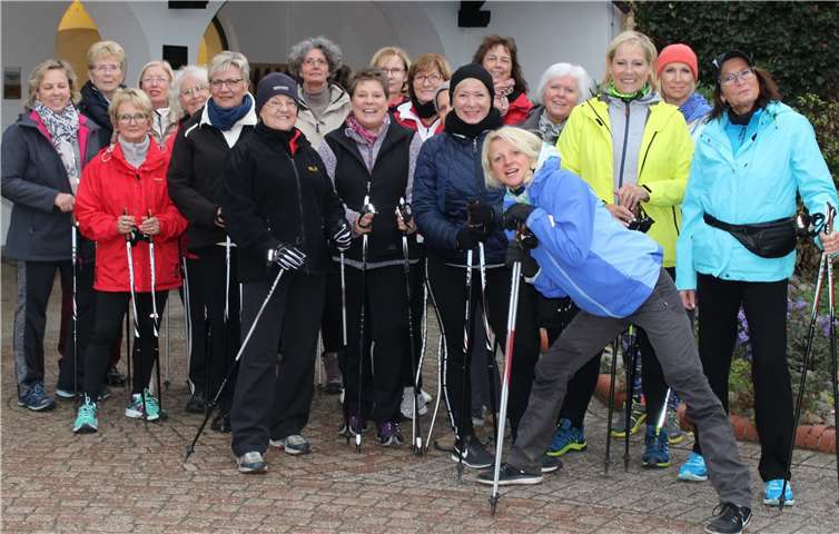 Motivierte Unternehmerfrauen mit ihrer Trainerin Carolin Reuss (3.v.l.) in Varel-Dangast am Jadebusen (Nordsee) auf Nordic-Walking Tour.UFH