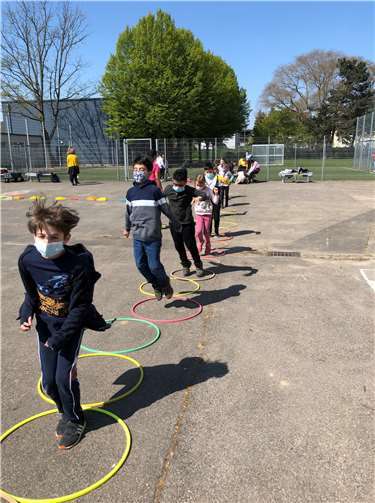 Motorische Aufgaben sollen Schülerinnen und Schüler und ihre Lehrkräfte motivieren, Bewegungspausen im momentan schwierigen Schulalltag einzubetten. Fotos: privat