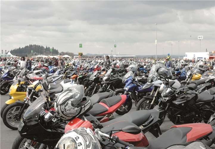 Motorrad an Motorrad